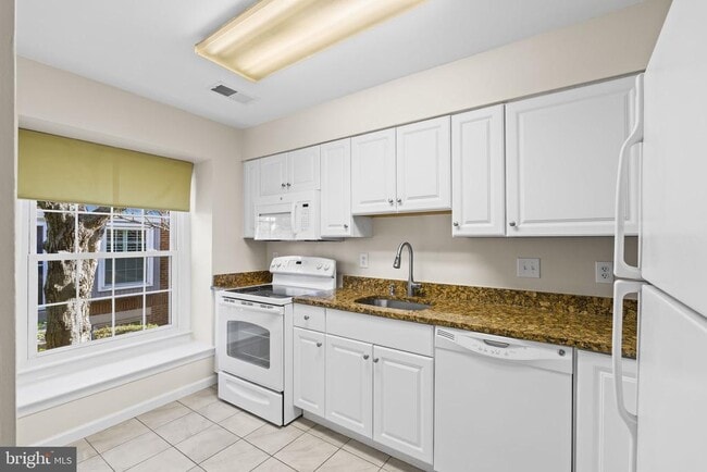 Photo - 786 N Vermont St