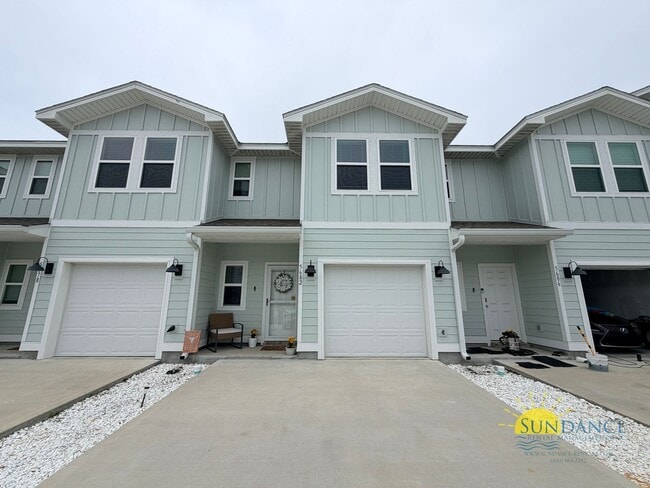 Building Photo - Stunning 3 Bedroom Townhouse in Brittany Oaks!