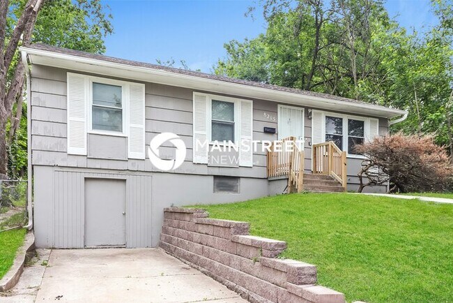 Building Photo - 3 Bedroom Pet-Friendly Home in Kansas City, MO with Main Street Renewal