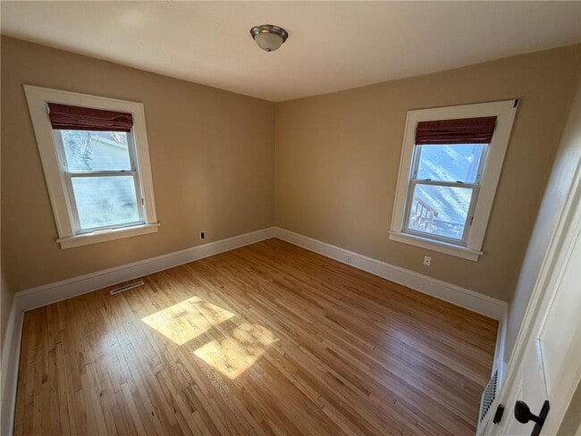 Photo - 1349 Schletti St N