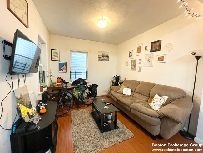 Photo - 93A Hillside St