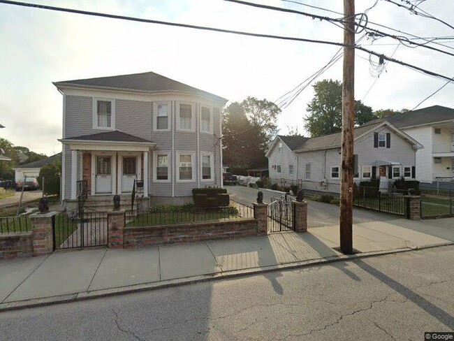 Exterior - 889 York Ave Apartments Unit 2