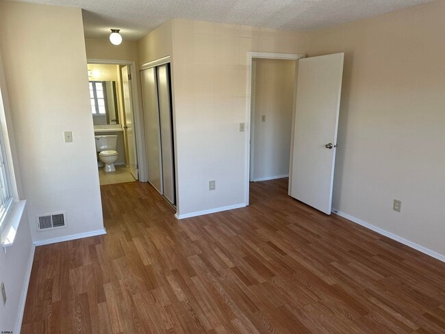 203 Colonial Ct Unit 203