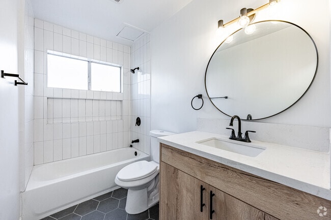 1BR, 1BA - 700SF - Bathroom