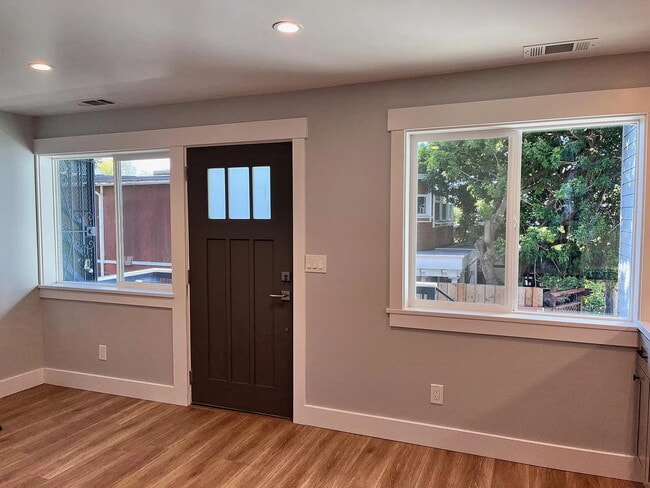 Photo - "Charming 2-Bedroom Sanctuary in the Heart of San Francisco – 800 Sq. Ft. of Cozy Comfort!"