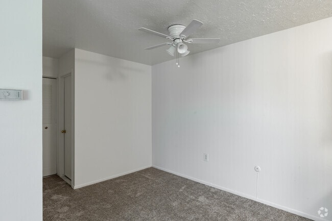 1HAB, 1BA - 730 ft² - Hawthorne Club Apartments