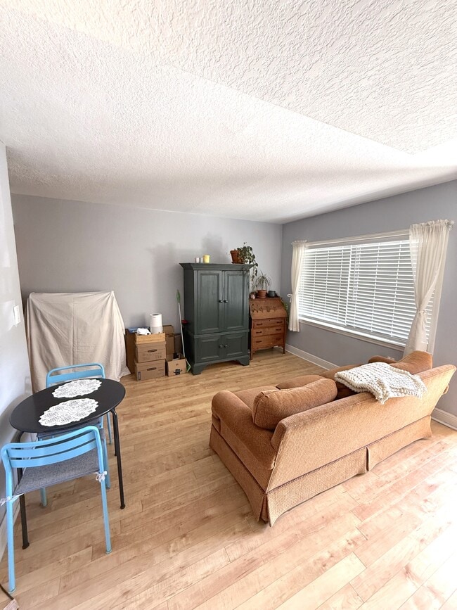 Photo - 225 E New Hampshire St