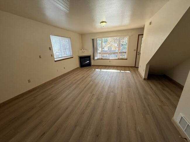 Photo - Close to COCC!  Townhouse, 2.5 Bath, W/D Hookups, Gas Fireplace, Water/Sewer Paid, Garage