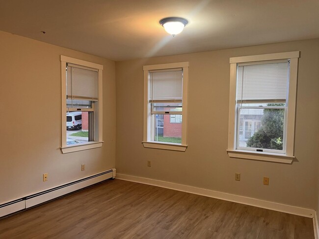 Building Photo - 39 St Thomas St Unit B