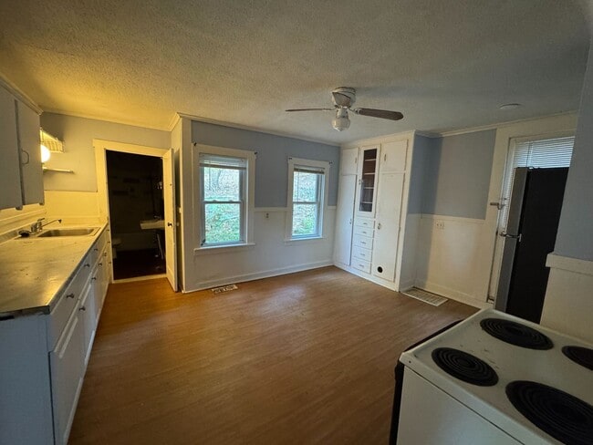 Building Photo - 107 Hanover St Unit B