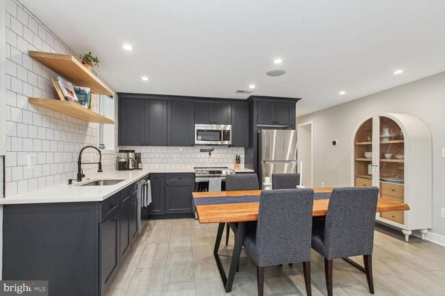 Building Photo - Available Now! Two Bed // Two Bath in Ecki... Unit 1