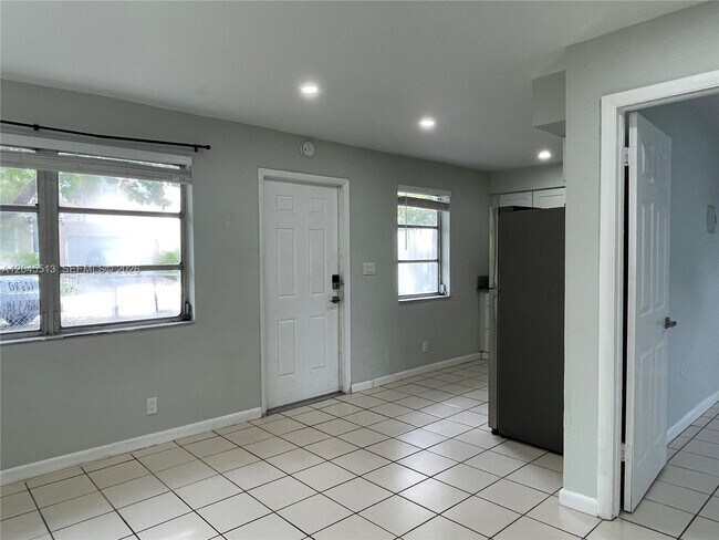 325 SW 14th Ct Unit C
