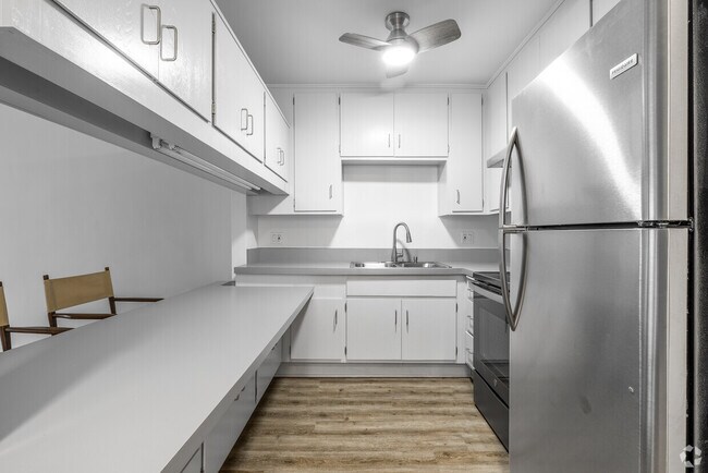 1BR, 1BA - 785SF - Kitchen - Cedar Tropics Unit J