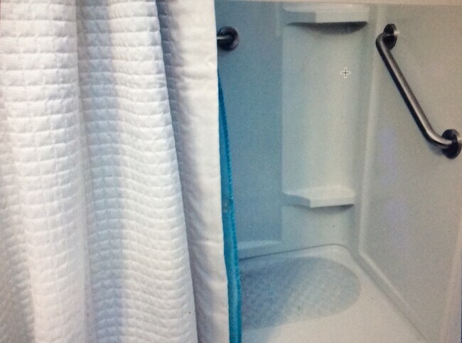 Full bathroom - 9859 Gandy Ave