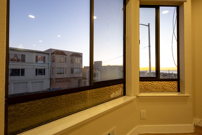 Photo - 3320 Judah St