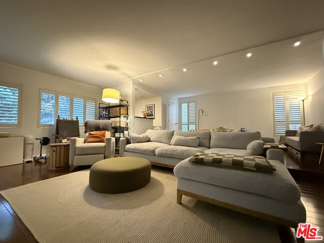 Building Photo - 2318 Fox Hills Dr Unit 105