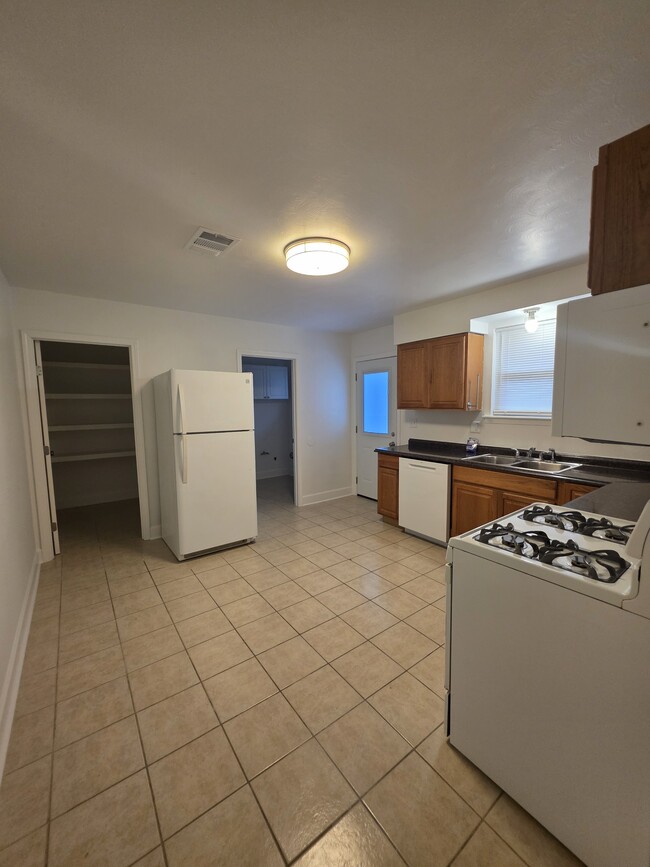 Building Photo - 517 Gassen St Unit 1