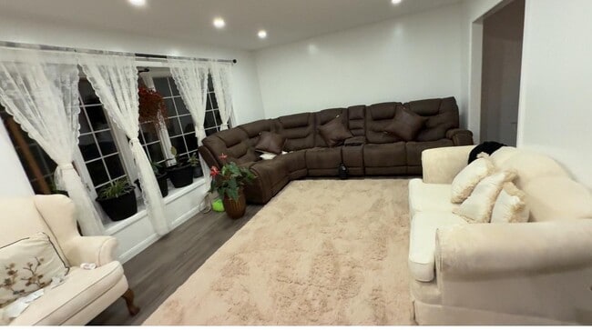 Building Photo - 638 Creston Ave