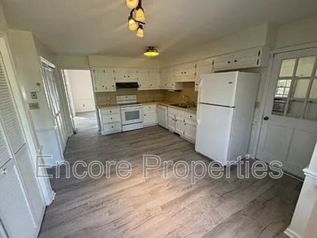 Photo - 2102 Oakcrest Ct