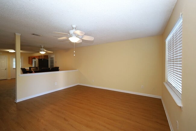 Photo - 1727 Largo Cir