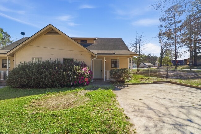 Building Photo - Ash St Ex Unit B