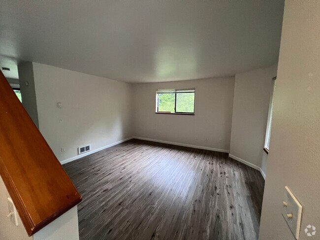 Building Photo - Clinton 2 bed 1.5 bath- 5 min from the Cli... Unit #2 Rental