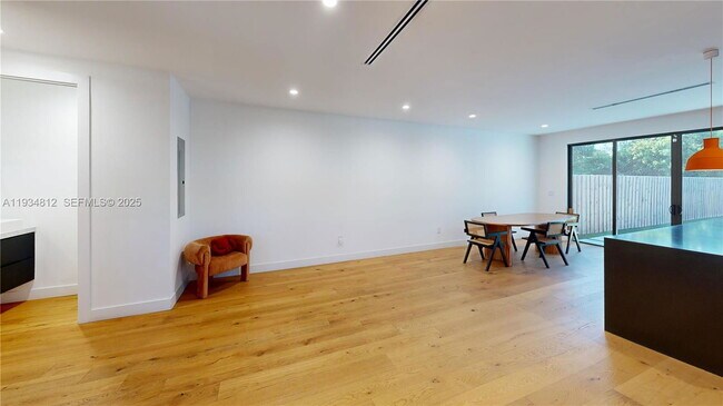 Photo - 353 NW 50th St