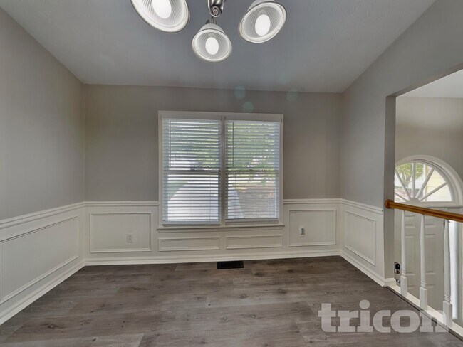 Photo - 5731 Newnan Cir