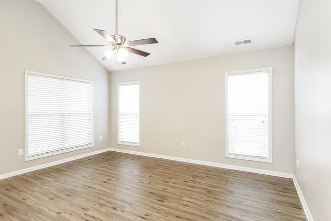 Photo - 310 Tamarack Dr