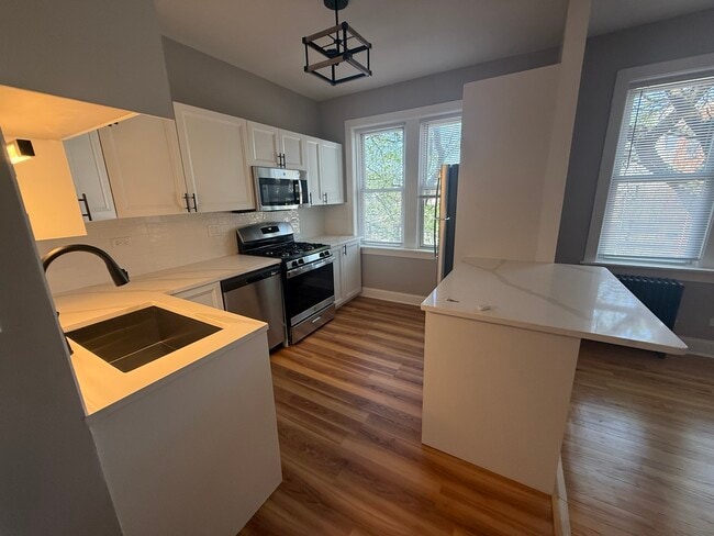 Photo - 4956 N Harding Ave Unidad 2