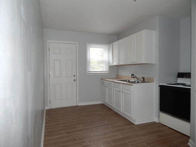 Photo - 1019-B Mckee