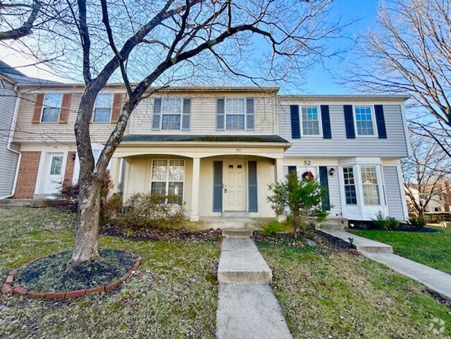 Building Photo - Spacious and bright 3BR/2.5BA townhouse wi...