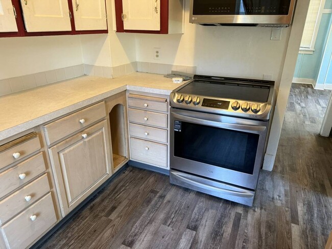 LG Oven and Microwave - 5640 S Windermere St