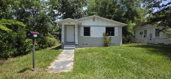 Photo - 2011 W 5th St House