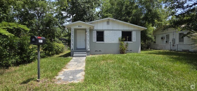 Building Photo - 2011 W 5th St Rental