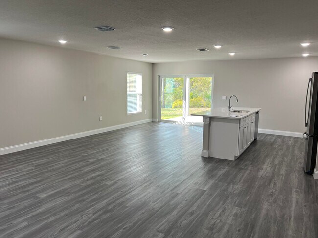 Photo - 850 San Filippo Dr SE