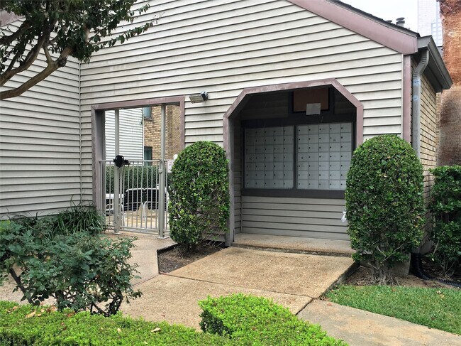 Building Photo - 2025 Augusta Dr Unit 804 Rental