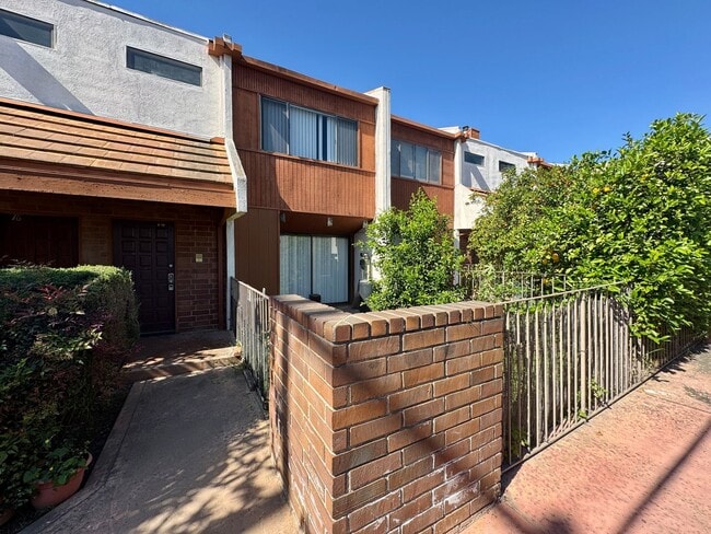 3 Bedroom, 2.5 Bathroom Townhouse with Attached Garage and Washer and Dryer in Unit - Near Downto... - 3 Bedroom, 2.5 Bathroom Townhouse with Attached Garage and Washer and Dryer in Unit - Near Downto...