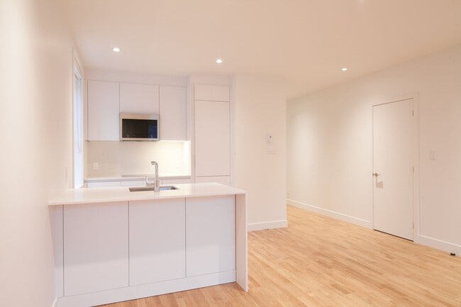 Building Photo - 2100 Rue du Fort Unit 409