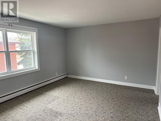 Photo - 119 Rossland Rd E Unit Apt. 4