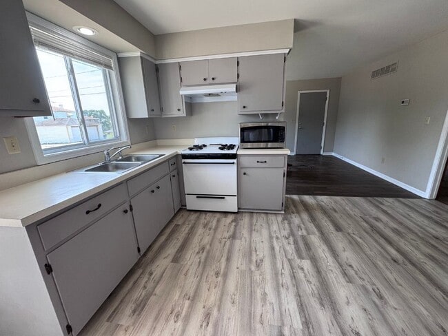 Photo - 1353 Lakeview Ave