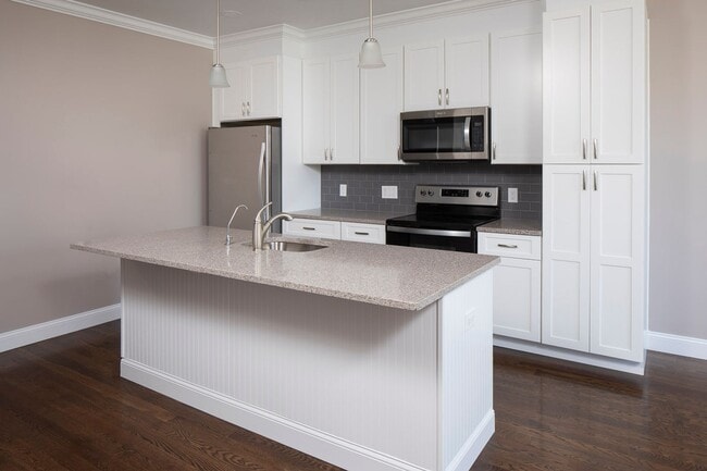 Photo - North Washington Square @ Hickory: In-Unit Washer & Dryer, Cold Water, Fitness Center, Sauna, Bar...