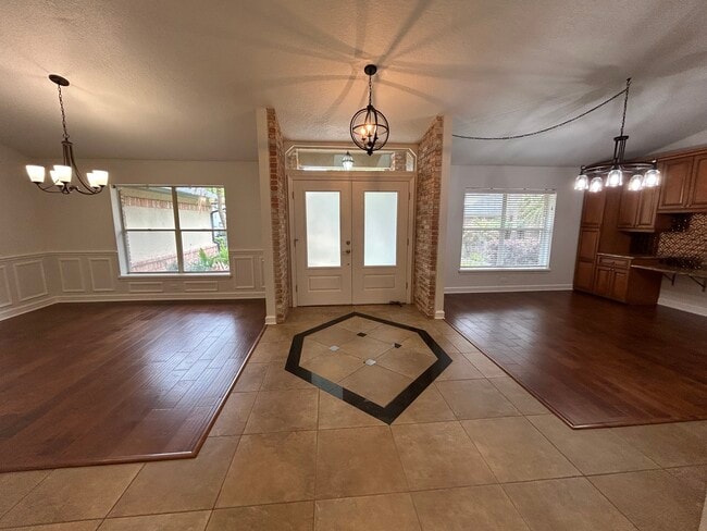 Photo - 942 Deerwood Loop