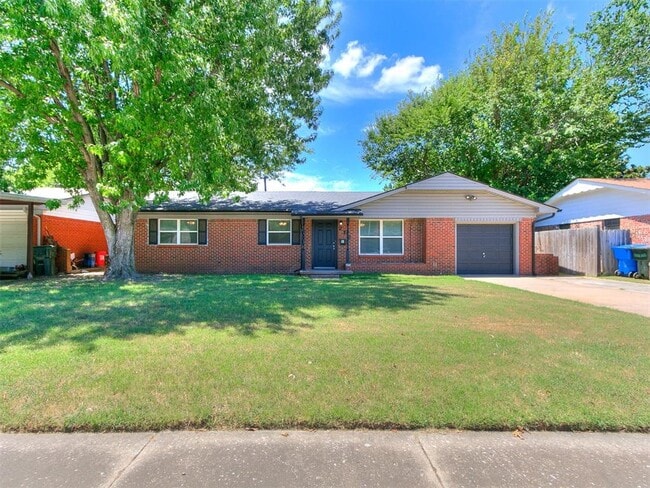 Photo - 212 S Mercedes Dr House
