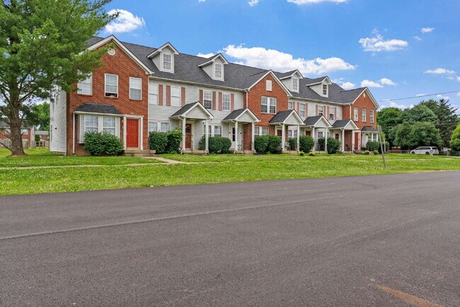 Charming Two Bedroom Townhome in South Louisville, Family-Friendly Neighborhood!
