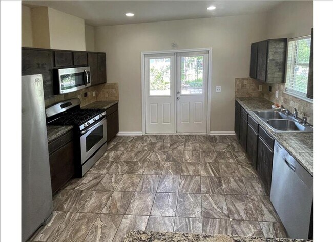 Photo - 3225 Hurley St