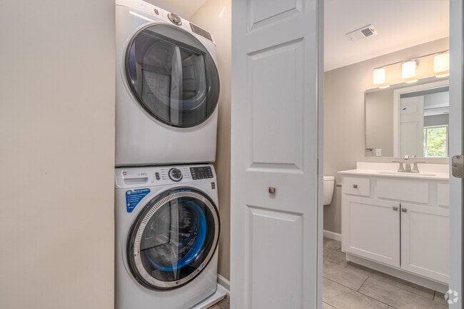 2BR, 2BA - 974SF - Laundry