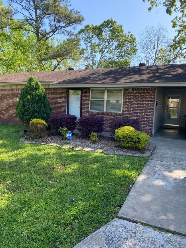 Building Photo - Contact Peggy 501 676 1758