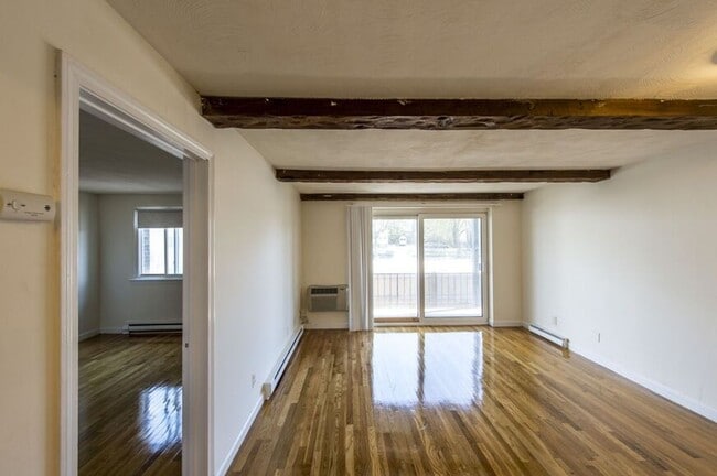 Building Photo - 2bed w/H + HW