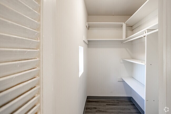 1BR, 1BA - 660SF - Kitchen Pantry - Blue Grass Estates